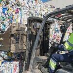 Un operario de Reciclados la Red desprende el plástico para reciclar