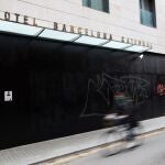 GRAFCAT4075. BARCELONA, 06/11/2020.- Aspecto de uno de los muchos hoteles cerrados en Barcelona, este viernes, cuando el Gremio de Hoteleros de Barcelona ha advertido de la situación "dramática" que vive el sector en la ciudad, donde solo están abiertos el 28 % de los hoteles, tanto por la emergencia sanitaria como por el conjunto de medidas restrictivas aplicadas y la falta de respuesta de las administraciones. EFE/Alejandro García.