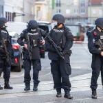 Agentes policiales tras el atentado de Viena perpetrado por un yihadista de Daesh EFE/EPA/FELIX HUBER