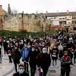 SORIA, 06/11/2020.- Cerca de un millar de profesionales de la hostelería se ha concentrado al mediodía de este viernes frente a la sede de la Delegación Territorial de la Junta en Soria, bajo el lema "SOS Hostelería", para asistir a la escenificación del funeral del sector, tras las nuevas medidas restrictivas decretadas por el Gobierno regional. EFE/ Wifredo Garcia