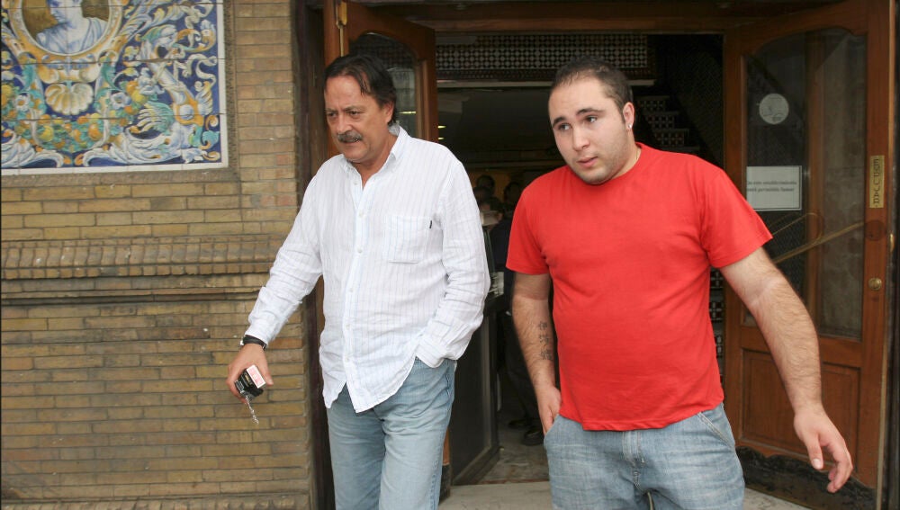 JULIAN MU¿OZ Y FRANCISCO JOSE RIVERA PANTOJA " PAQUIRRIN " PASEANDO POR LAS CALLES DE SEVILLAAS/ © KORPA27/03/2006SEVILLA *** Local Caption *** THE POLITICIEN JULIAN MU¿OZ AND FRANCISCO JOSE RIVERA PANTOJA " PAQUIRRIN " WALKING IN THE STREETS OF SEVILLA