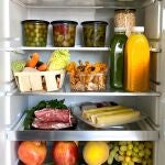 Una nevera con alimentos
