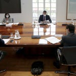 La ministra de Política Territorial y Función Pública, Carolina Darias; el presidente del Gobierno, Pedro Sánchez; el director del Centro de Alertas y Emergencias Sanitarias, Fernando Simón; y el ministro de Sanidad, Salvador Illa, durante la reunión del Comité de Seguimiento del Coronavirus