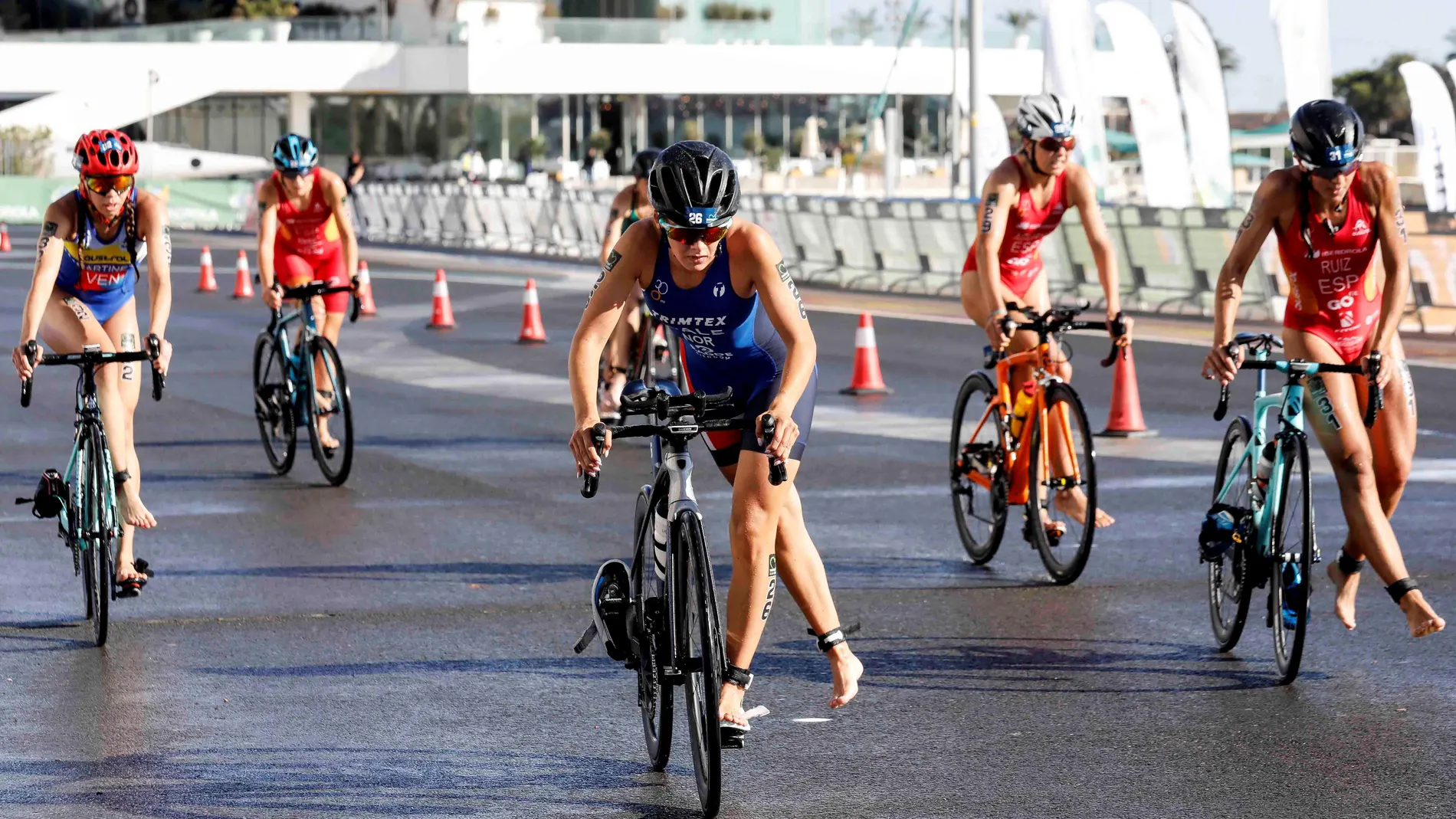 Varias triatletas durante su participación en la última prueba de este año de la Copa del Mundo de Triatlón.