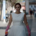 Vestido de novia, guantes de fregar y quitamanchas, las armas de Ana Milán