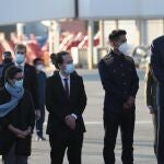 El rey de España, Felipe VI (d), junto a Pablo Iglesias (2i), vicepresidente segundo del Gobierno de España, y la ministra de Asuntos Exteriores, Arancha González (i), son recibidos por Andronico Rodriguez (2d), presidente del Senado boliviano, a sus llegadas hoy al Aeropuerto Internacional de El Alto, en Bolivia,
