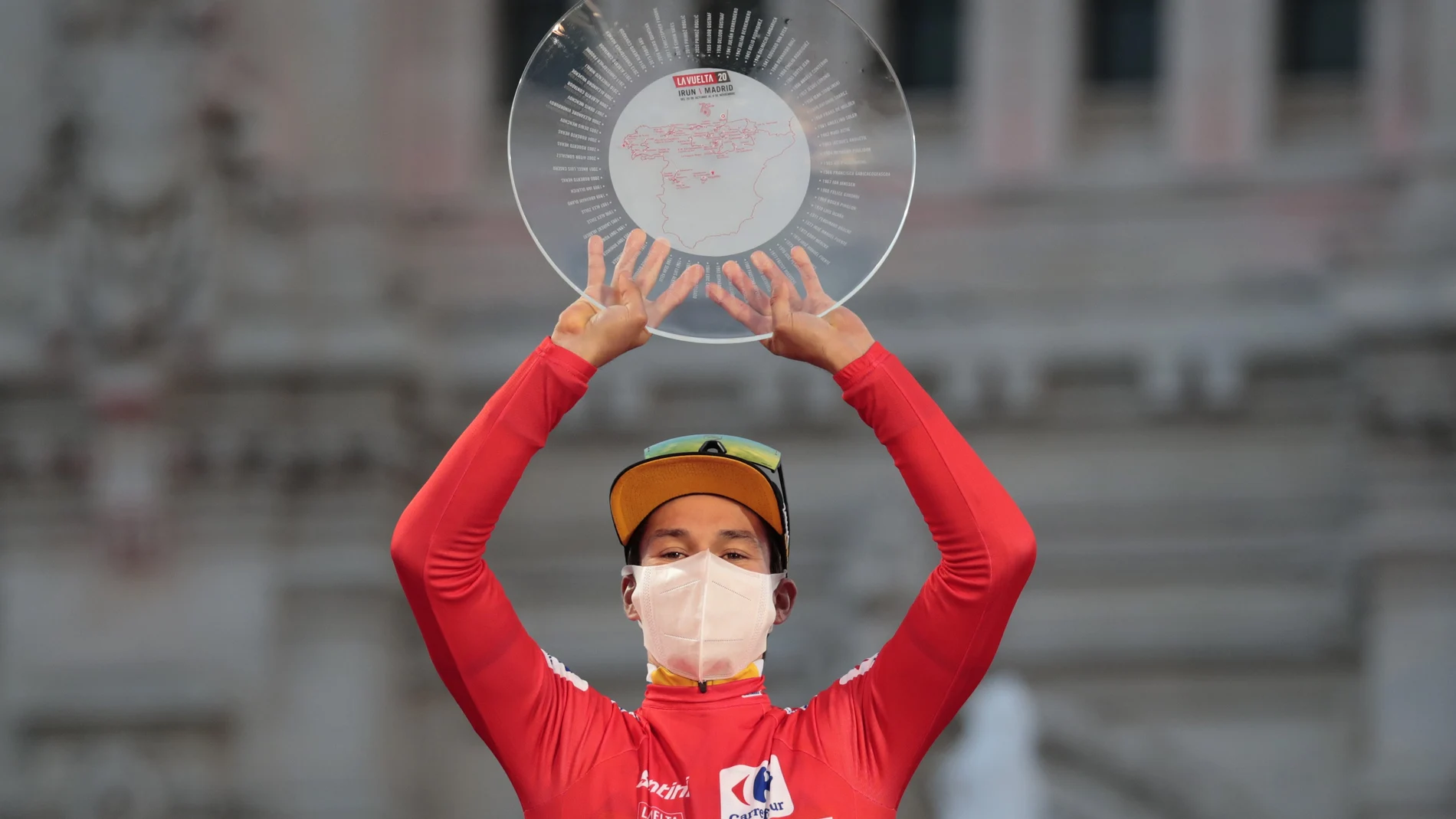 Primoz Roglic, con el trofeo de ganador de la Vuelta, en Cibeles