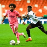 Marcelo se marcha de Yunus Musah en una acción del partido