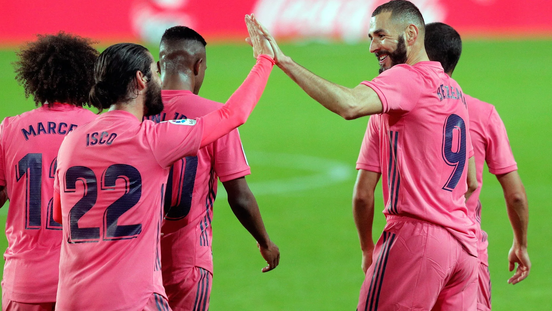Los jugadores del Real Madrid celebran el gol de Benzema