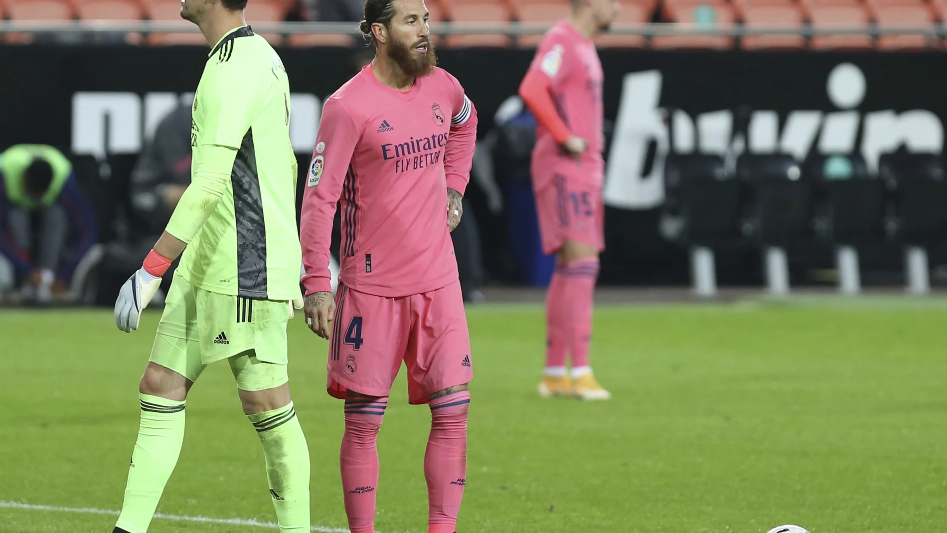 Courtois, tras uno de los goles del Valencia