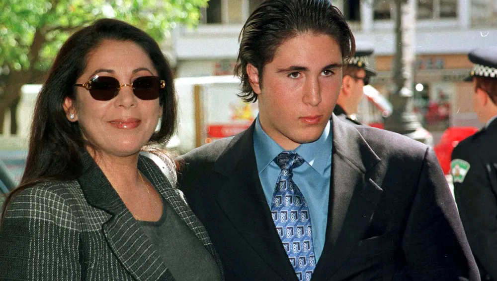 LA CANTANTE ISABEL PANTOJA Y SU HIJO KIKO RIVERA EN FUENGIROLA