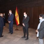 El Rey Felipe VI junto a representantes de la colectividad española durante su visita a Bolivia para asistir a la toma de posesión de su nuevo presidente, Luis Arce, en La Paz (Bolivia), a 8 de noviembre de 2020. Para esta visita, Felipe VI ha estado acompañado por el vicepresidente segundo del Gobierno, Pablo Iglesias, y por la ministra de Asuntos Exteriores, Unión Europea y Cooperación, Arancha González Laya.8 NOVIEMBRE 2020;BOLIVIA;EMBAJADAS;CASA REAL;GOBIERNO;GOBIERNO DE ESPAÑA;INSTITUCIONES;PABLO IGLESIAS;VICEPRESIDENCIACasa de S.M. el Rey08/11/2020