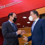 El consejero de la Presidencia, Administración Pública e Interior, Elías Bendodo (d), durante su reunión con el presidente de la Confederación de Empresarios de Andalucía (CEA), Javier González de Lara (i)