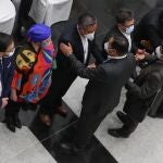 El presidente de Bolivia, Luis Arce (3d), junto al vicepresidente David Choquehuanca (d), saluda al ministro de Relaciones Exteriores Rogelio Mayta Mayta (3i)