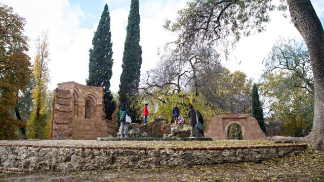 Las ruinas de la Ermita de San Pelayo y San Isidoro en el Retiro también son utilizadas por los niños como espacio de juegos.