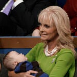 La viuda de John McCain, Cindy, duerme al hijo de Sarah Palin en un acto de la Convención Nacional Republicana