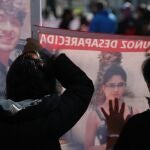 MEX362. CIUDAD DE MÉXICO (MÉXICO), 09/11/2020.- El señor Jorge Muñoz y la señora Rosa María Muñoz, padres de la joven Daniela Muñoz, desaparecida desde septiembre pasado, protestan este lunes a las afueras de la Suprema Corte de Justicia en la Ciudad de México (México).
