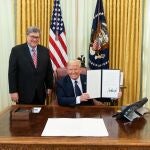 El fiscal general de Estados Unidos, William Barr, y Donald Trump, en el Despacho Oval de la Casa Blanca