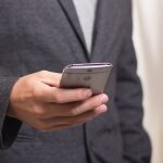 Un hombre maneja un teléfono móvil