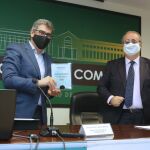 El director de Quesos Entrepinares, empresa ganadora del Premio, José Manuel García Bejines, recibe el galardón del Decano de la Facultad de Comercio de Valladolid, José Antonio Salvador Insúa