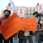 Varias personas portan carteles reivindicativos durante una concentración convocada ante el Congreso contra la LOMLOE, la reforma de la ley educativa conocida como 'ley Celaá'