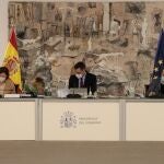 El presidente del gobierno Pedro Sánchez (c), y las vicepresidentas Nadia Calviño (i), Carmen Calvo (2i), Pablo Iglesias (2d), y Teresa Ribera, durante una reunión este mediodía del Consejo de Ministros en el palacio de La Moncloa en Madrid