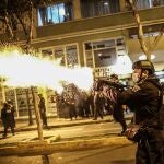 LIMA (PERÚ), 11/11/2020.- Fuertes enfrentamientos entre la policía y manifestantes la noche de ayer en Lima, en el que la policía dispersa a manifestantes que marchan hacia el Palacio de Gobierno y el Palacio Legislativo en Lima (Perú). La capital peruana vivió durante todo este martes protestas contra la toma de mando del presidente del Congreso, Manuel Merino, como jefe de Estado de Perú en reemplazo de Martín Vizcarra, destituido por el Legislativo por "incapacidad moral". EFE/Aldair Mejía