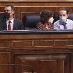 El presidente del Gobierno, Pedro Sánchez; la vicepresidenta primera, Carmen Calvo, y el vicepresidente segundo, Pablo Iglesias, en el Congreso