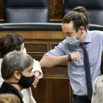 El vicepresidente segundo del Gobierno, Pablo Iglesias saluda a la portavoz en el Congreso de EH Bildu, Mertxe Aizpurua