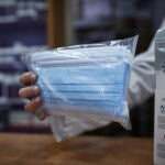 El Gobierno rebaja del 21% al 4% el IVA de las mascarillas