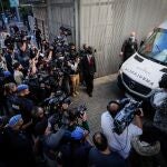 Periodistas, fotógrafos y camarógrafos rodean la ambulancia que traslada a Diego Armando Maradona luego de recibir el alta en la Clínica Olivos