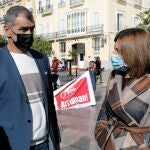 Los sindics del grupo popular en Les Corts, Isabel Bonig y de Ciudadanos, Toni Cantó, conversan momentos antes de la presentación de la Federación de Hostelería de Valencia del plan de rescate y la concentración bajo el lema "Sin ayudas, nos arruinan"