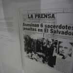 ES3010.ANTIGUO CUSCATLÁN (EL SALVADOR) 11/11/2020- Recopilaciones periodísticas de la época hoy en la exposición "Martirio" dedicada al legado de seis sacerdotes jesuitas asesinados en 1989 en el marco de la guerra civil salvadoreña en Antiguo Cuscatlán (El Salvador). El rector de la Universidad Centroamericana (UCA), Andreu Oliva, inauguró este miércoles la exposición denominada Martirio que homenajea la vida y obra de los seis padres jesuitas, cinco de ellos españoles, asesinados en noviembre de 1989, durante el conflicto armado interno de El Salvador. EFE/Rodrigo Sura
