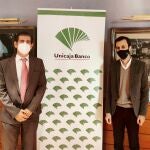 Firma de la renovación del convenio entre el director territorial de Unicaja Banco en Andalucía Oriental, Francisco Pérez, y el director de la Escuela Familiar Agraria Campomar, Juan Miguel Ruiz, hoy en Almería