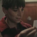 La protagonista del spot de este año recibe un décimo de su vecina de escalera