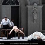 Eric Cutler (izda.), Karita Mattila (sobre la mesa) y Asmik Grigorian (en el suelo) durante uno de los pases de «Rusalka»