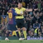 El árbitro holandés Kuipers, abroncando a Messi