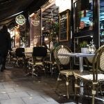 Viandantes pasan junto a un restaurante vacío en el centro de Estocolmo