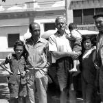 Alfons Quintà y su padre (izquierda), junto a Vicens Vives (con dos hijos) y Josep Pla, en los cincuenta.