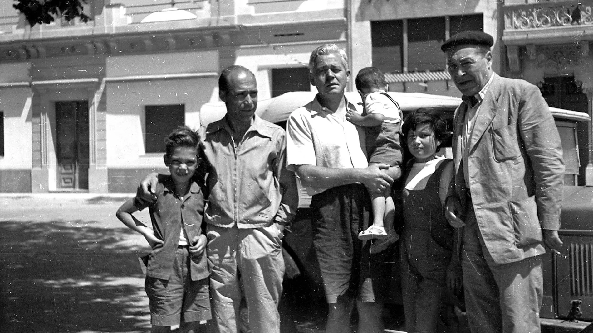 Alfons Quintà y su padre (izquierda), junto a Vicens Vives (con dos hijos) y Josep Pla, en los cincuenta.