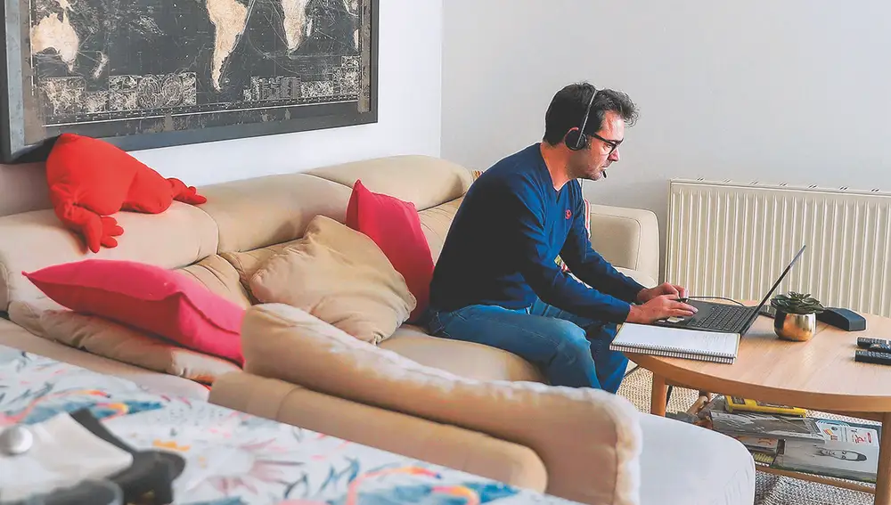 Un hombre teletrabaja desde su domicilio de Madrid