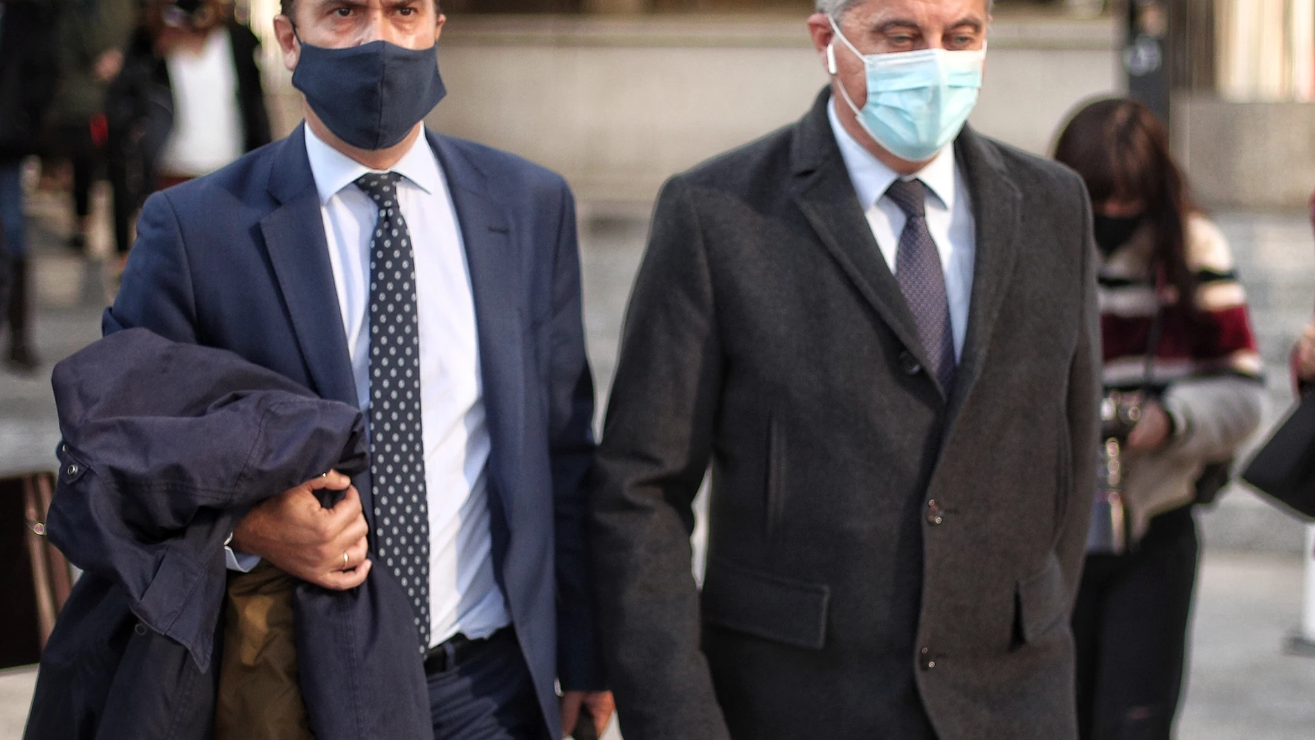El exadministrador de Neurona Elías Castejón (dcha.), junto a su abogado tras declarar ante el juez en noviembre de 2020