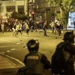 Policías se enfrentan a manifestantes durante una protesta contra el nuevo Gobierno en la Plaza San Martín, en Lima