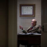 Francis Franco, en el despacho de su casa en Madrid. En la pared, su título de médico