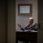 Francis Franco, en el despacho de su casa en Madrid. En la pared, su título de médico