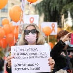 Una mujer sostiene una pancarta durante una nueva concentración convocada ante el Congreso contra la LOMLOE
