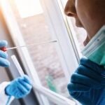 Realización de una prueba PCR para la detección de la covid-19