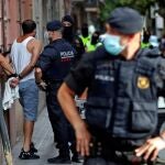 Imagen de archivo de Mossos d'Esquadra custodiando a un detenido. EFE/Toni Albir