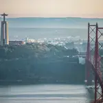 El Puente del 25 de Abril. Al fondo puede apreciarse el Santuario Nacional de Cristo Rey.
