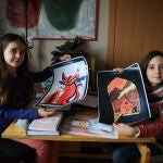 María, de 10 años y Verónica, de 8, posan con los dibujos, seleccionados para ilustrar el último libro de J. K. Rowling
